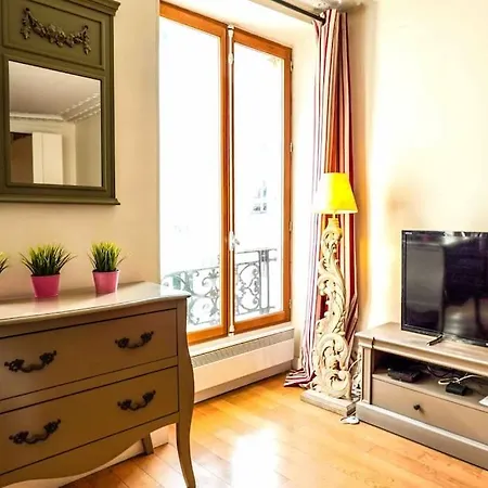 Spacious Studio Near Montorgueil * Parigi