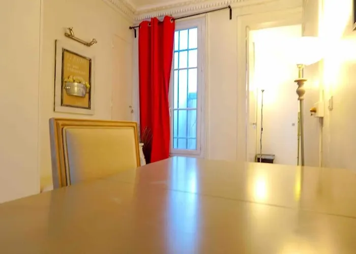 Spacious Studio Near Montorgueil * 파리